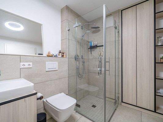 Badezimmer mit bodenebener Dusche und Schreinermöb