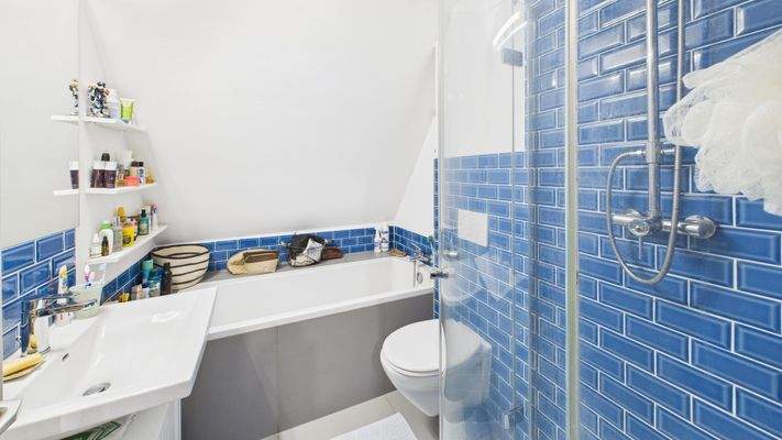 Bad mit Wanne/Dusche