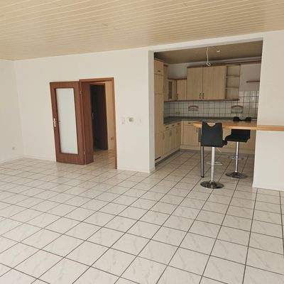 Ansicht Wohn-/Esszimmereingang mit seitlicher offener Einbauküche