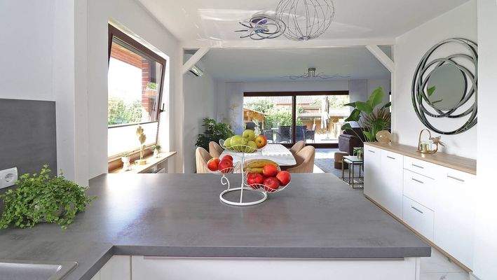 Küche mit Blick in das Wohnzimmer