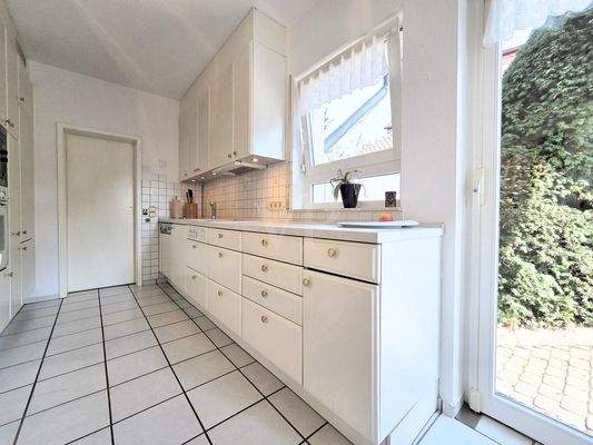 Küche mit Speisekammer und Terrassenzugang