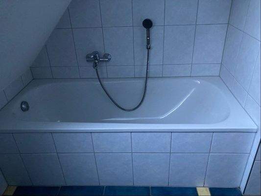 Bad / Sanitärbereich mit Dusche & Wanne