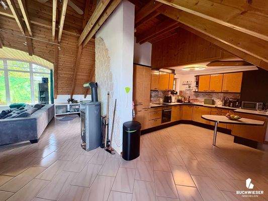 Wohnzimmer mit offener Küche