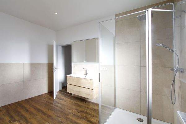 ...und ins geräumige Bad...