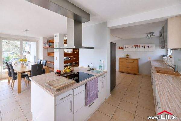 Offene Wohnküche mit einladendem Essbereich