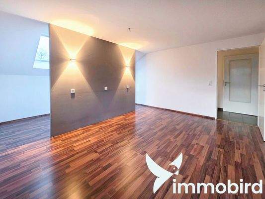 Schlafzimmer mit Abgrenzung für Ankleidebereich