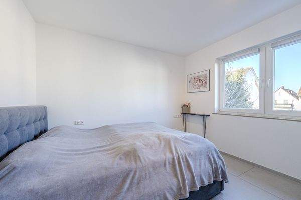 Schlafzimmer mit ausreichend Platz