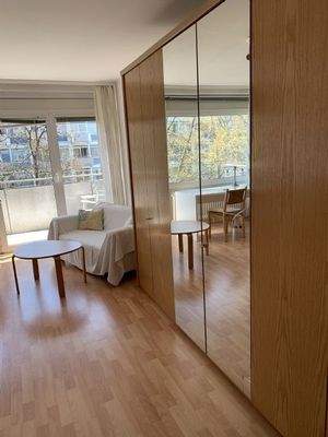 Blick auf Couch über Kleiderschrank