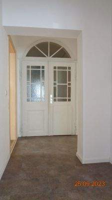 Flur Blick zur Eingangstür.JPG