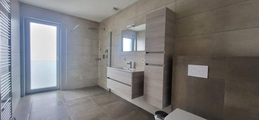 GESCHMACKVOLLLES GROSSES DUSCH-BAD