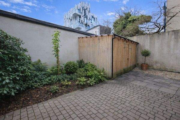 Hofansicht mit Garten und Shed