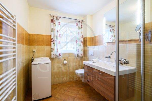 Badezimmer mit Fenster.jpg