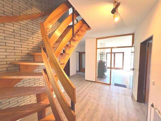 EG Diele + Treppe zum DG