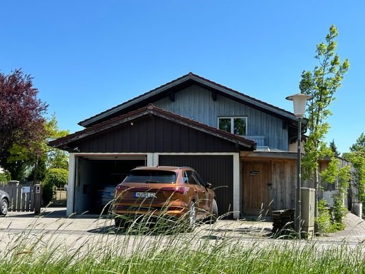 Garage (rechts gehört zum Haus)