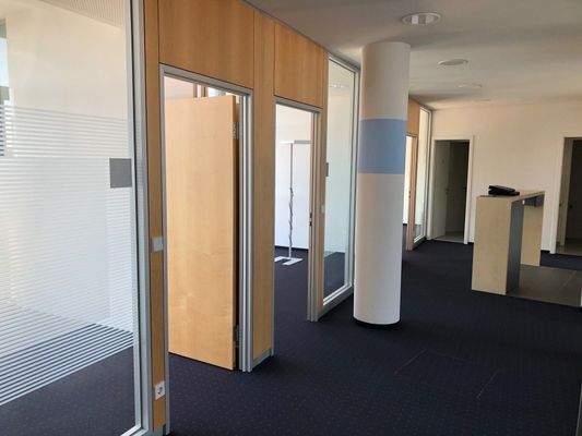 Blick vom Flur auf die Büroflächen