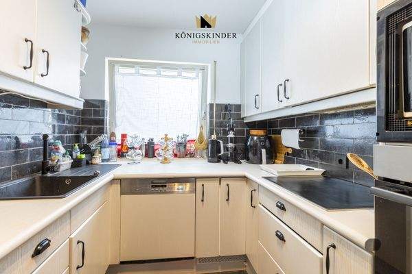 Separate Küche mit viel Stauraum und Arbeitsfläche