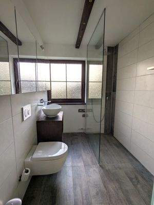 Bad mit begehbarer Dusche und Fenster