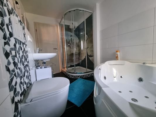 Bad Dusche BAdewanne.jpg