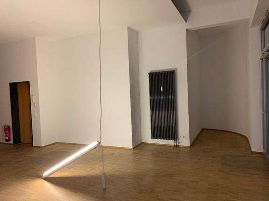 Großer Raum zum Notausgang/Abstellbereich