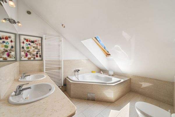 ... mit stilvoll gestaltetem Bad en suite