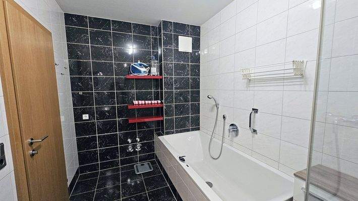 Bad mit Wanne und Dusche, Schöne 3-Zimmerwohnung mit Stellplatz, Scheffau