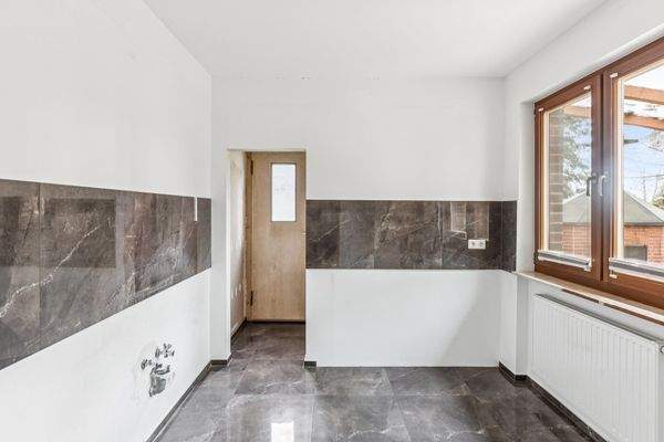 Küche mit Zugang zum Keller und in den Garten