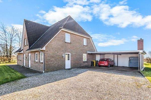 Straßenansicht mit Auffahrt und Carport