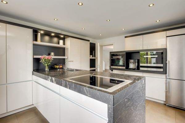 Voll ausgestattete Küche