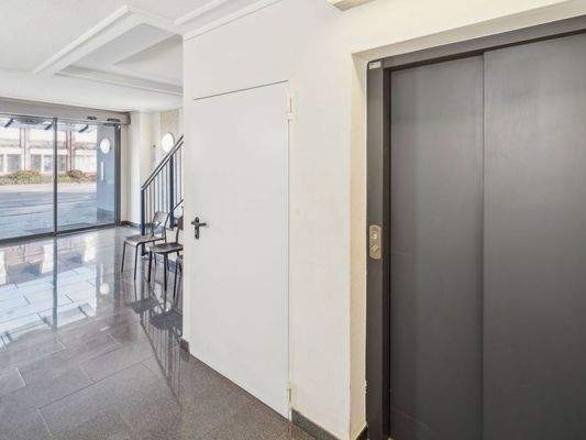 Eingangsbereich mit Fahrstuhl
