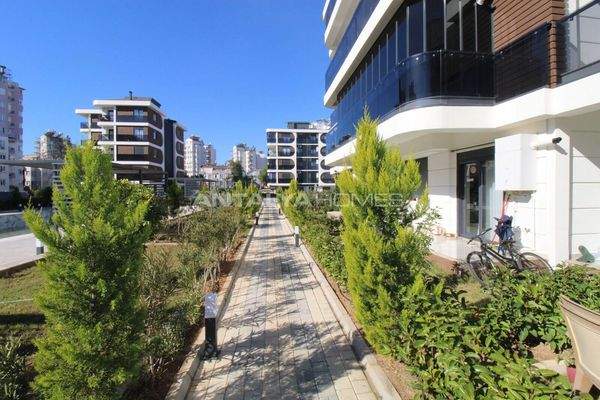 1 and 2-Bedroom Flats in a Complex with Pool in Antalya Lara