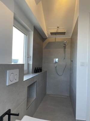 Walk-in Dusche mit Rainshower