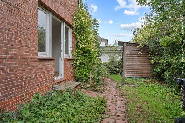 Garten und Blick auf das Gartenhaus
