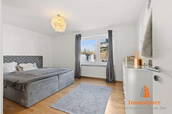 Großes Schlafzimmer mit viel Stauraum