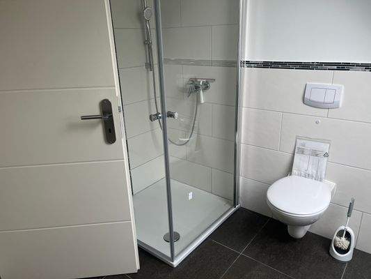 Badezimmer 1 mit Dusche.JPG