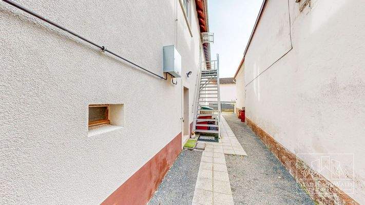 Hofeinfahrt seitlich mit Zugang zu Küche