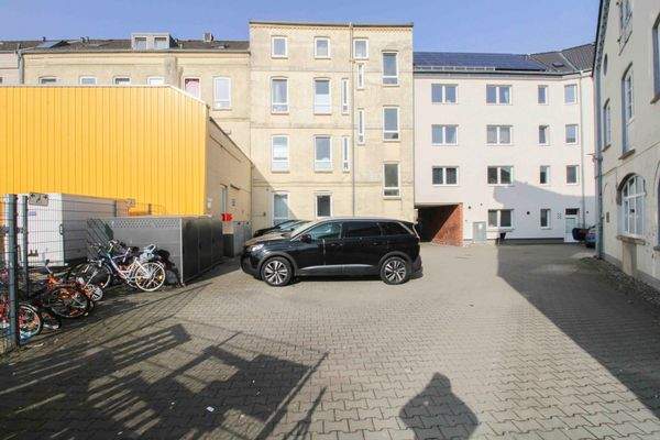 Rückwärtige Ansicht mit Parkplätzen