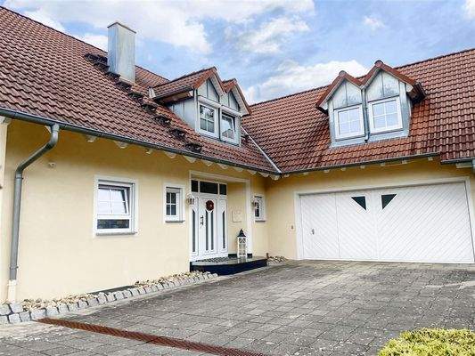 Haupthaus mit Nebenflügel