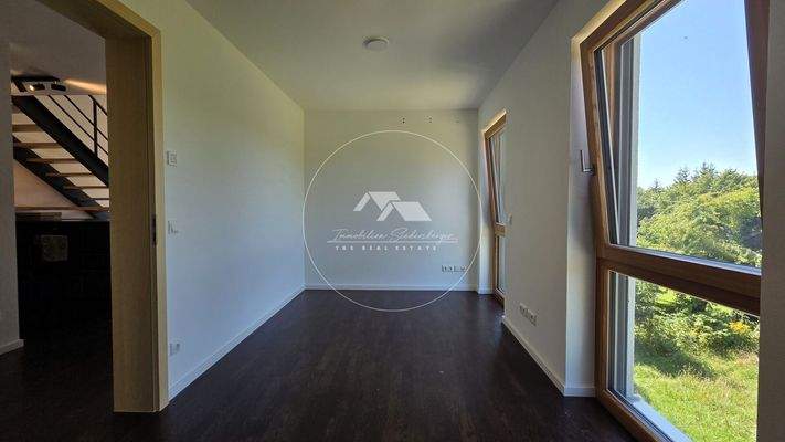 Kinderzimmer mit bodentiefen Echtholzfenstern