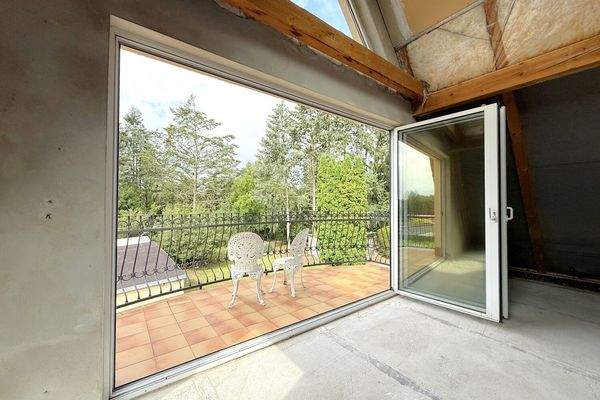 stilvoller Balkon mit Weitsicht