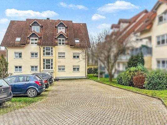 Frontansicht mit Stellplätzen