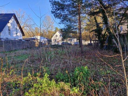 Grundstück mit Blick auf Nachbarbebauung
