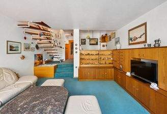 Retro-Wohnzimmer mit Marmortisch