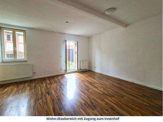 Wohnbereich mit Zugang zum Innenhof.jpeg