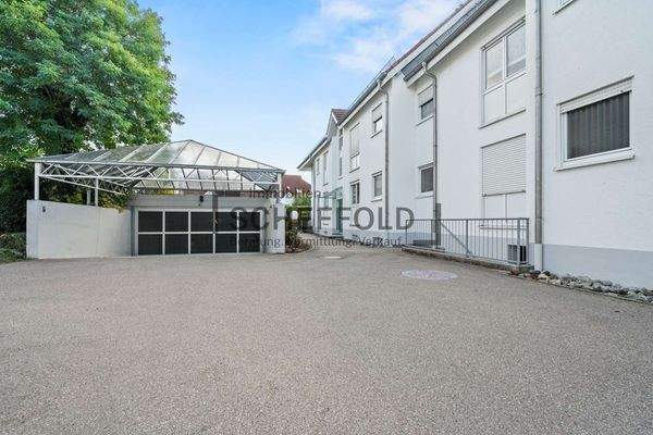 Hauseingang-Tiefgarageneinfahrt