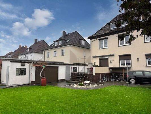 Blick aus dem Garten auf das Haus