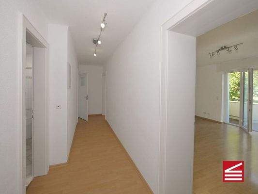 Blick in den Flur, links Wohnen - rechts Bad