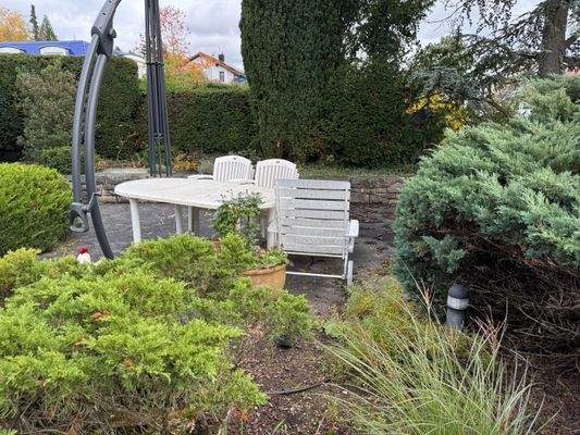 Idyllischer Gartenjpg