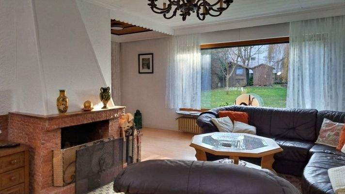 Wohnzimmer mit Kamin EG