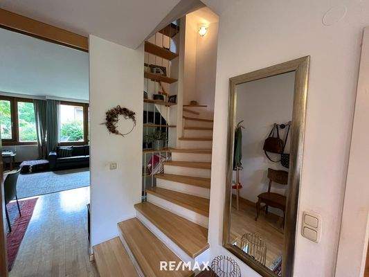 Treppe mit Bücherregal