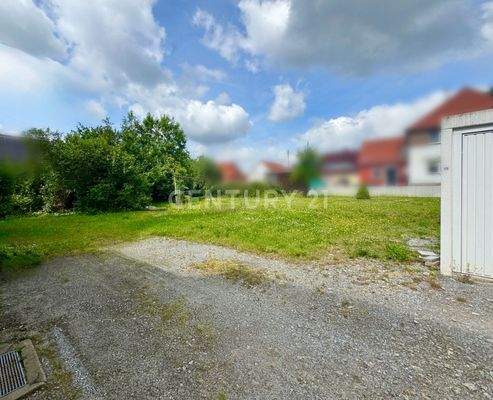 Blick von der Einfahrt aufs Baugrundstück